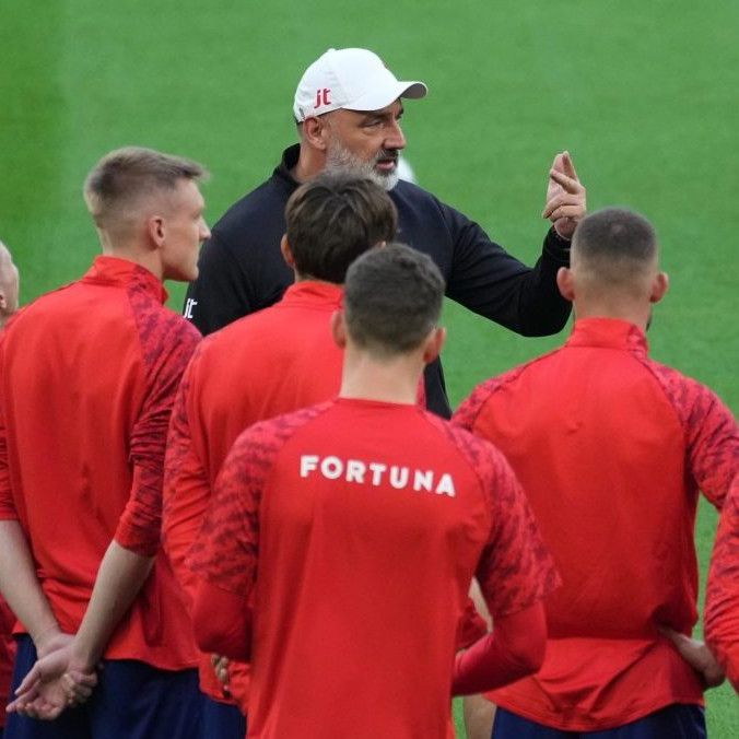 Hráči a tréner Slavie Praha počas tréningu na milánskom San Sire.