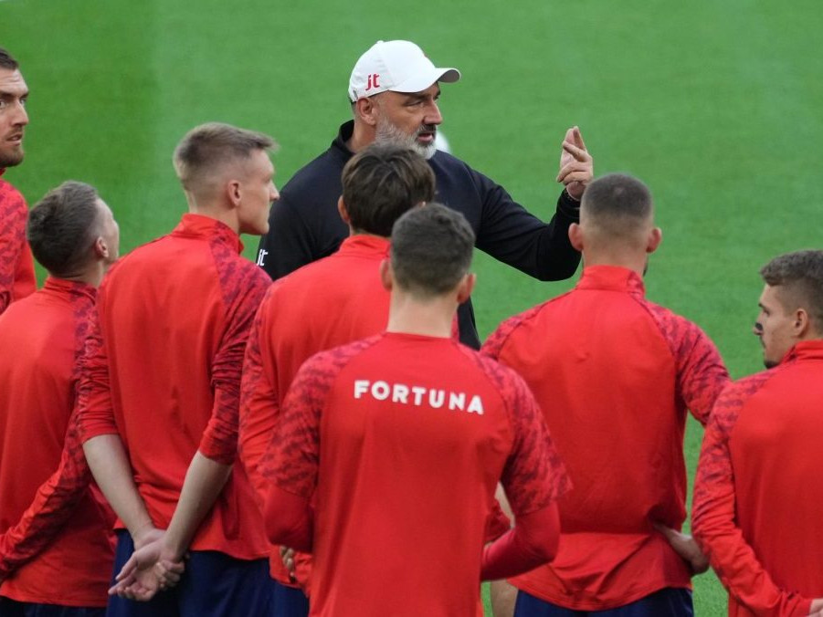 Hráči a tréner Slavie Praha počas tréningu na milánskom San Sire.