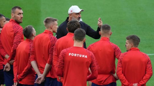 Hráči a tréner Slavie Praha počas tréningu na milánskom San Sire.