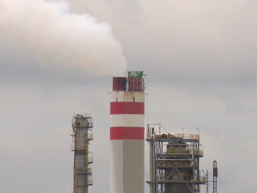 Na ilustračnej snímke komín Slovnaftu.