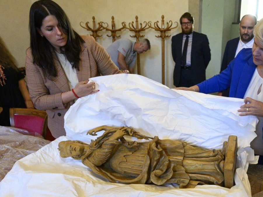 Na snímke baroková socha sv. Ľudmily.