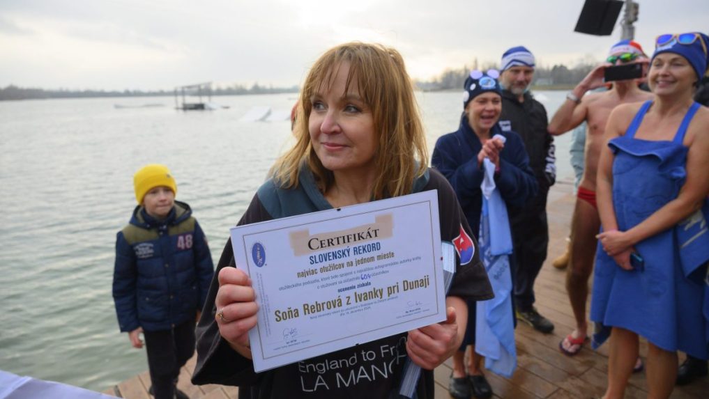 Na archívnej snímke Soňa Rebrová pózuje s certifikátom.