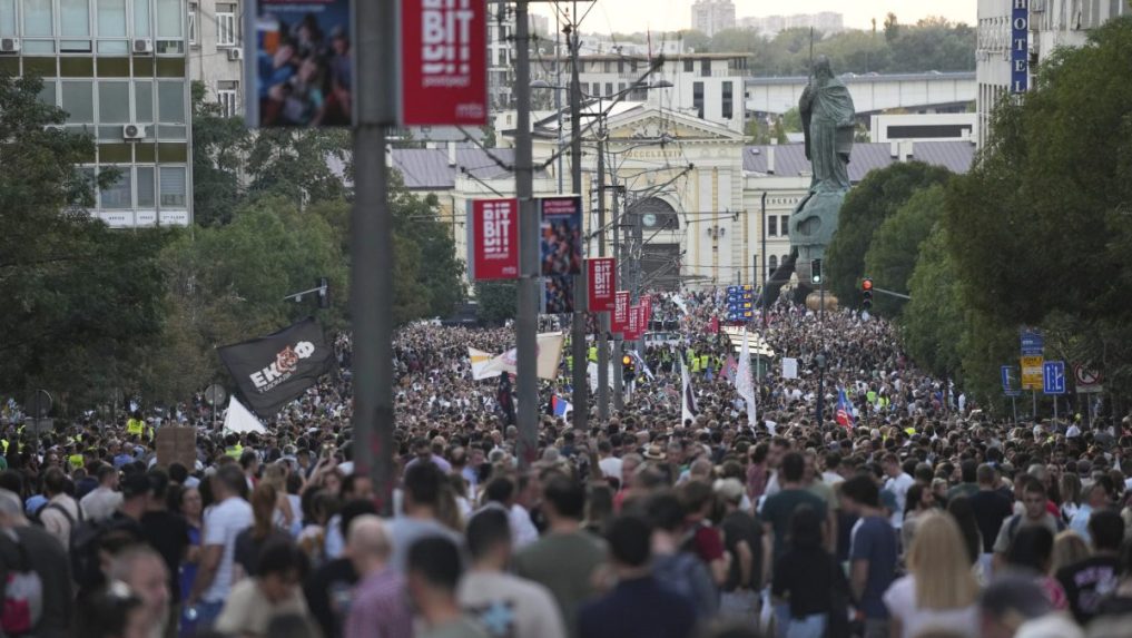 Na snímke ulica plná protestujúcich ľudí.