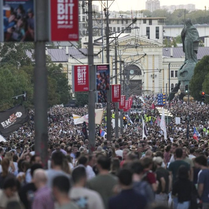 Na snímke ulica plná protestujúcich ľudí.