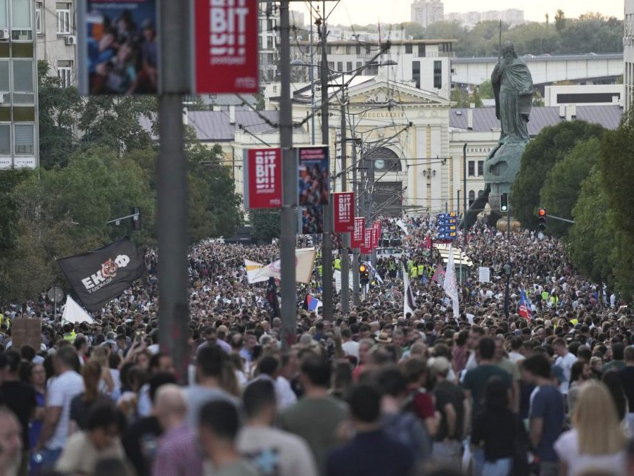 Na snímke ulica plná protestujúcich ľudí.
