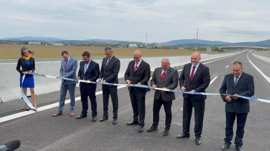 Na snímke Jozef Ráž (Smer-SD) pri otvorení úseku cesty R2 pri Košiciach.