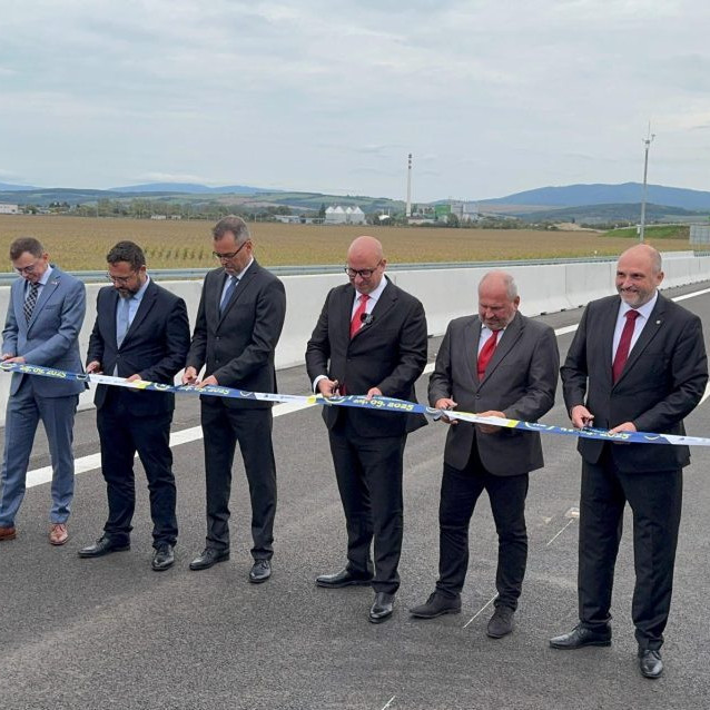 Na snímke Jozef Ráž (Smer-SD) pri otvorení úseku cesty R2 pri Košiciach.