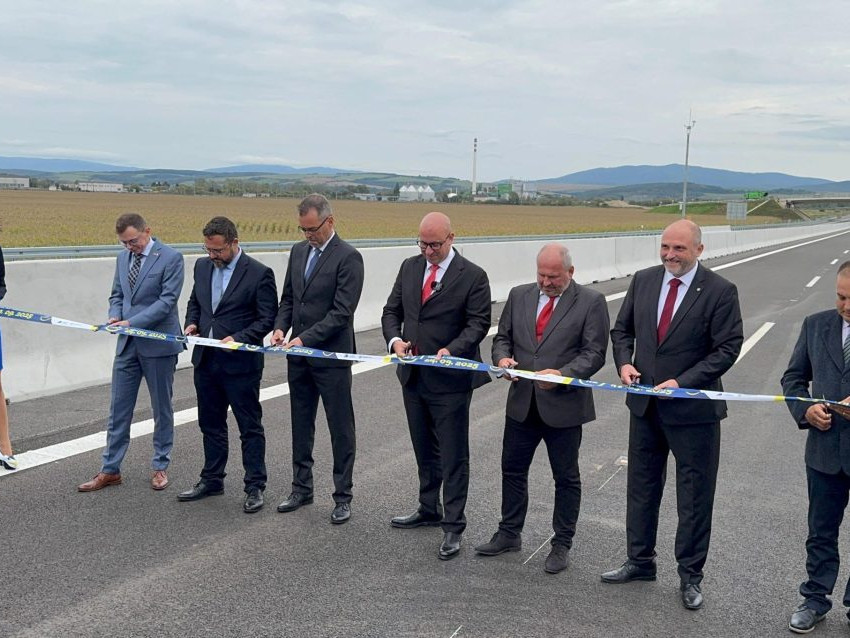 Na snímke Jozef Ráž (Smer-SD) pri otvorení úseku cesty R2 pri Košiciach.