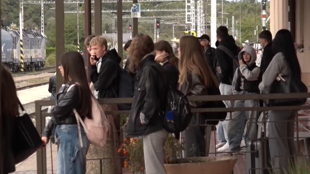 študenti čakajú na spoje do školy