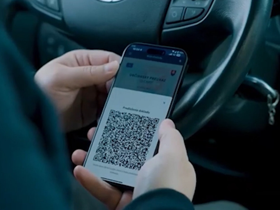 muž drží v ruke telefón