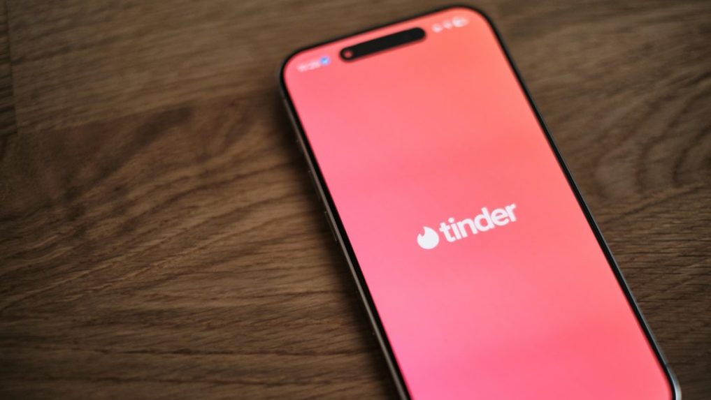 mobilný telefón s aplikáciou Tinder