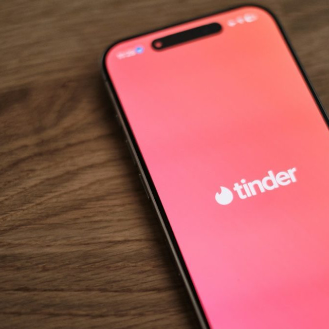 mobilný telefón s aplikáciou Tinder