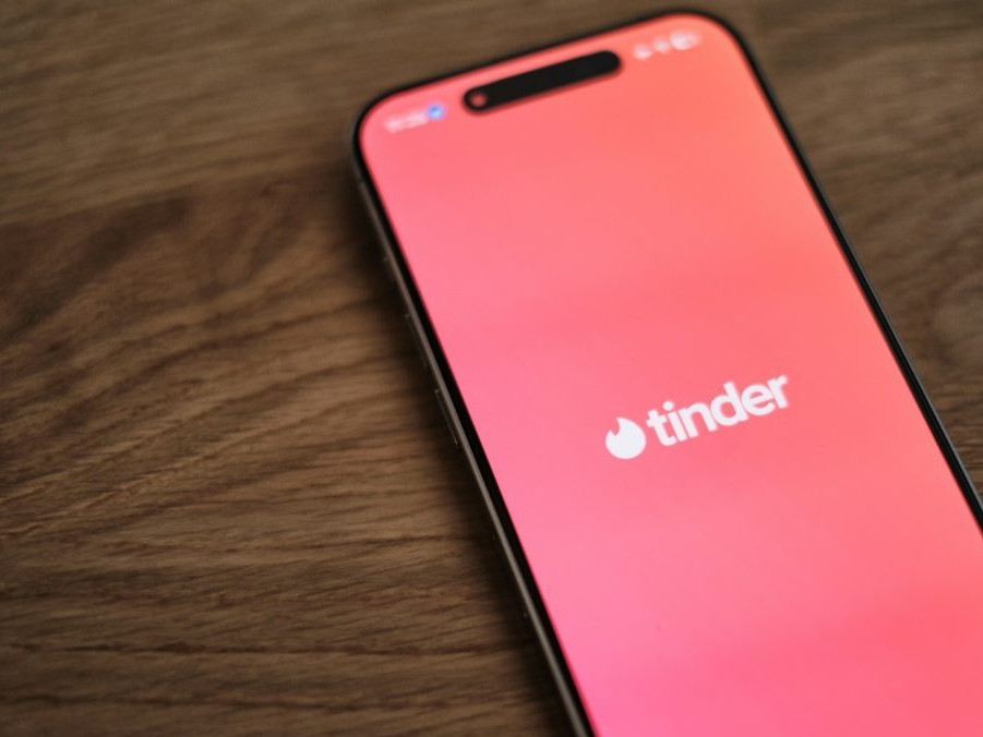 mobilný telefón s aplikáciou Tinder