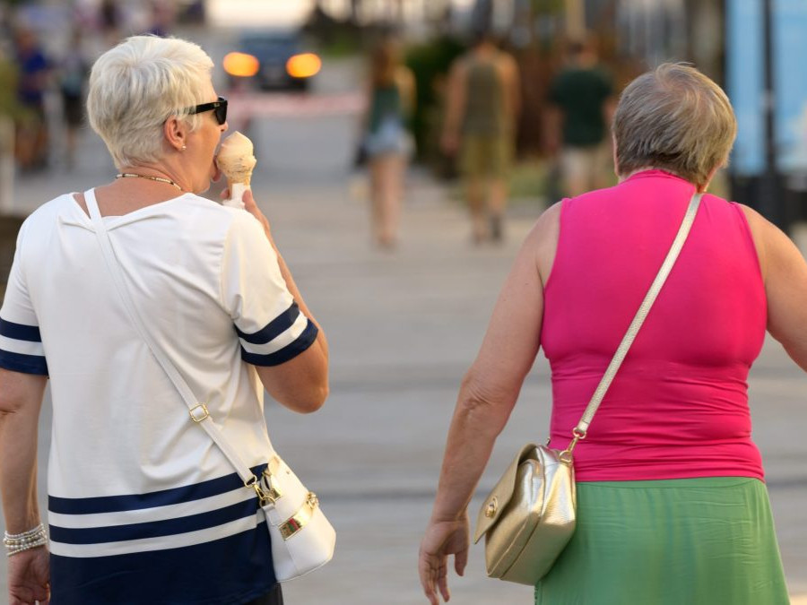 Na snímke ženy sa osviežujú zmrzlinou počas horúceho dňa.