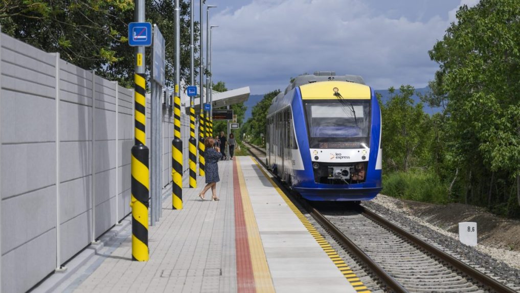 Na snímke vlak Leo express na trase Bratislava-Komárno
