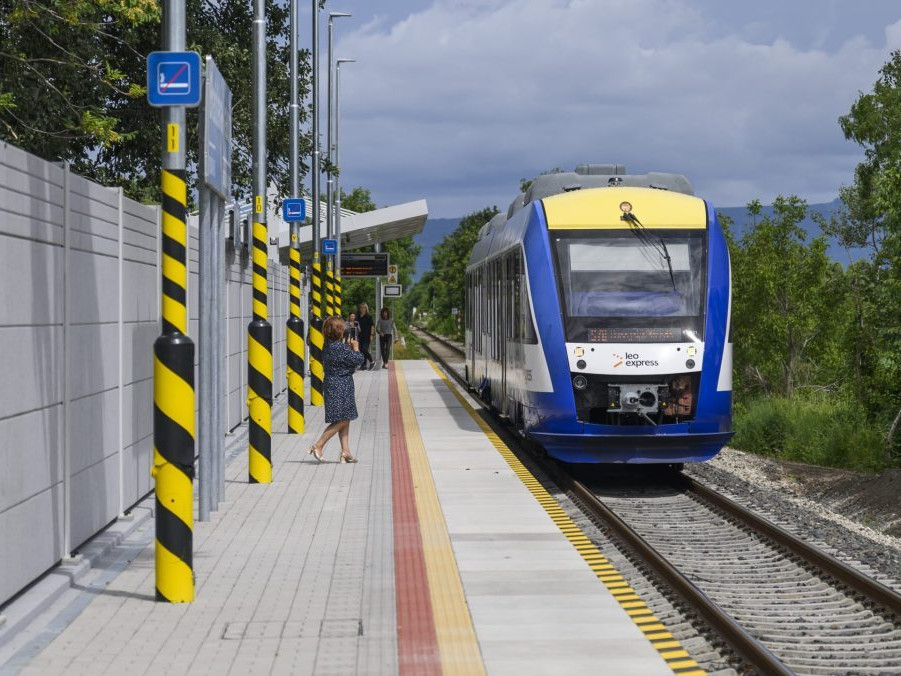Na snímke vlak Leo express na trase Bratislava-Komárno