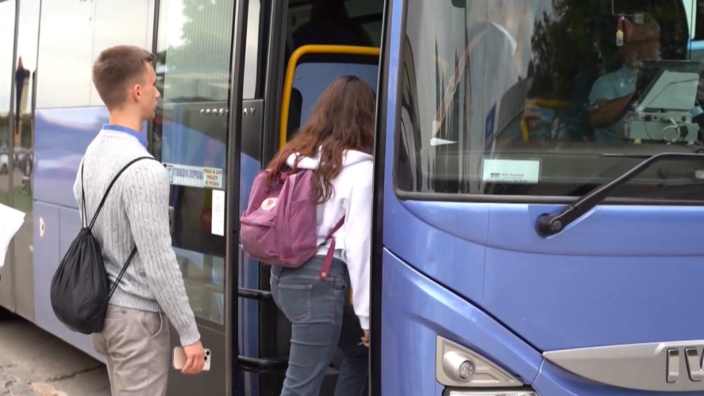 ľudia nastupujú do autobusu