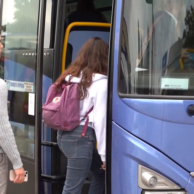 ľudia nastupujú do autobusu