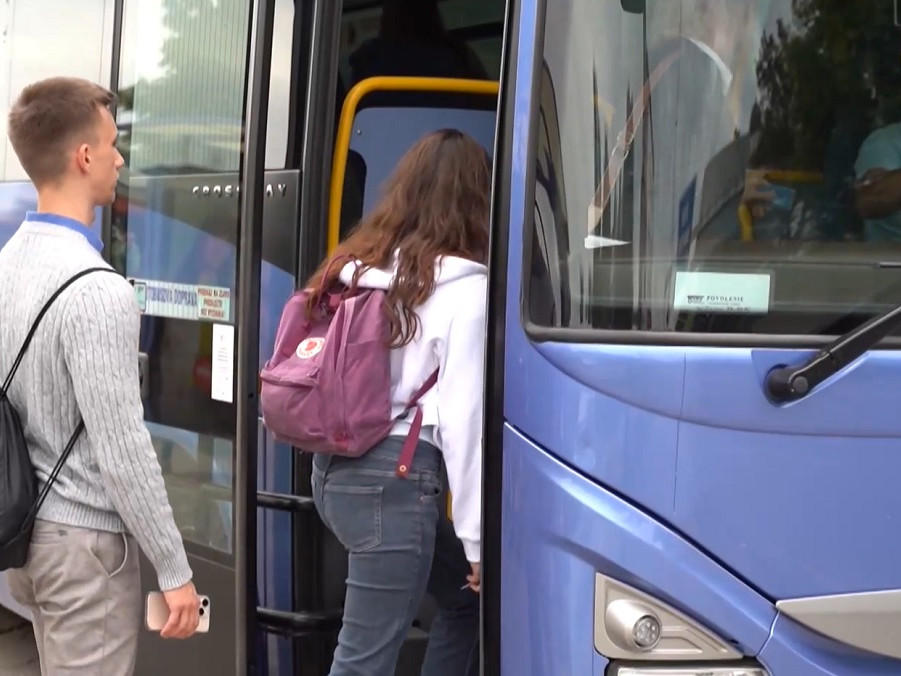 ľudia nastupujú do autobusu