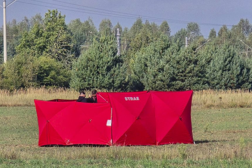 Hasiči zabezpečili trosky ruského dronu.