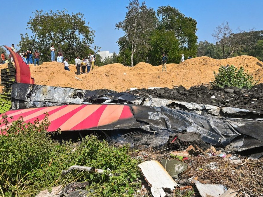 Trosky lietadla Air India