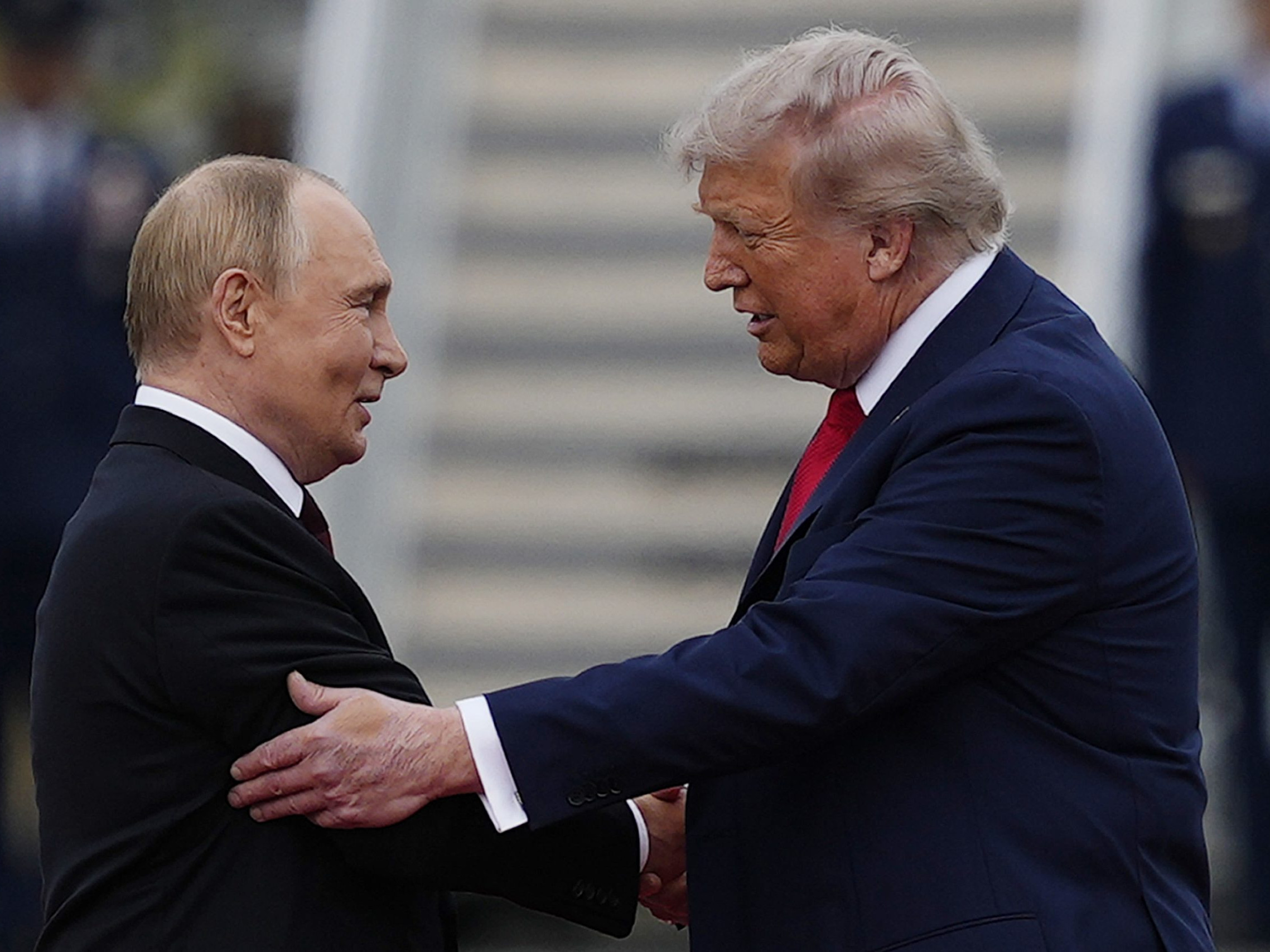 Na snímke Trump víta Putina.