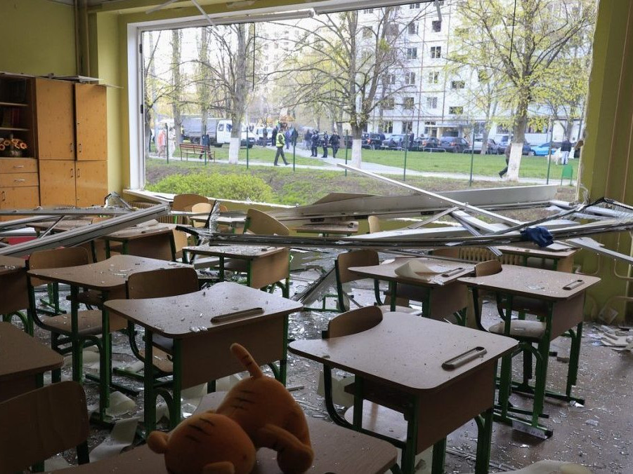 Na ilustračnej snímke zničené priestory školy na Ukrajine.