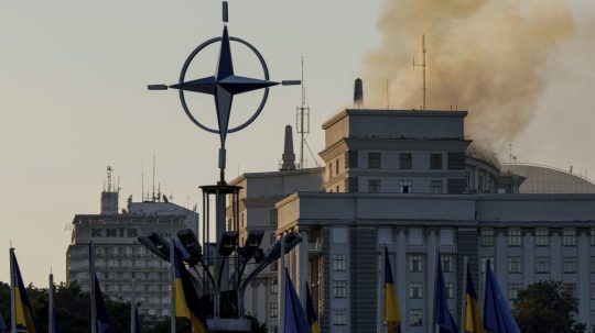 Na snímke z budovy kabinetu ministrov stúpa dym po ruskom útoku v Kyjeve.