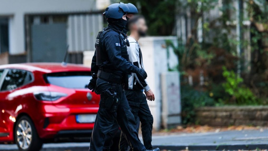 Špeciálna policajná jednotka zatýka muža v Solingene. Zásah súvisel s útokom nožom.