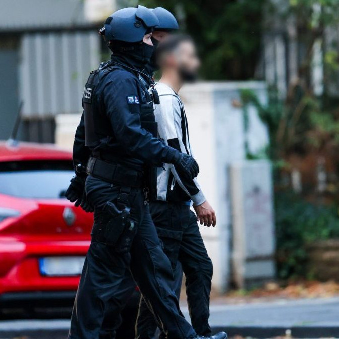 Špeciálna policajná jednotka zatýka muža v Solingene. Zásah súvisel s útokom nožom.