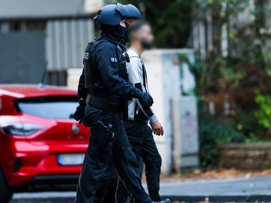 Špeciálna policajná jednotka zatýka muža v Solingene. Zásah súvisel s útokom nožom.