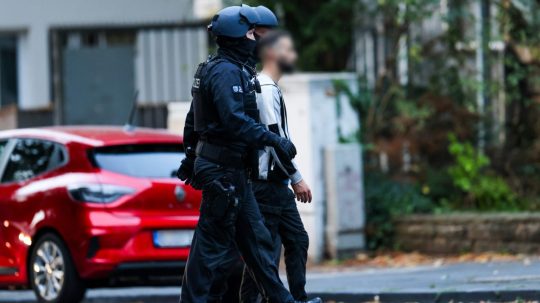Špeciálna policajná jednotka zatýka muža v Solingene. Zásah súvisel s útokom nožom.