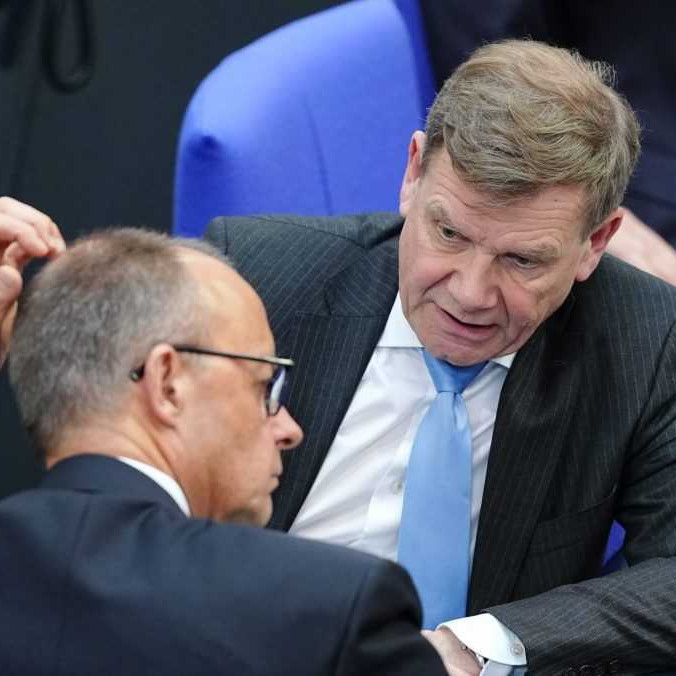 Na archívnej snímke z Friedrich Merz (chrbtom) a Johan Wadephul.