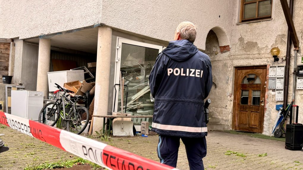 polícia pred bytovkou vo Viedni