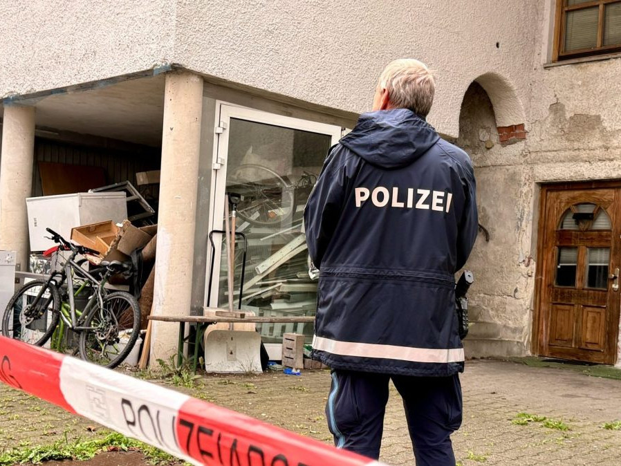 polícia pred bytovkou vo Viedni