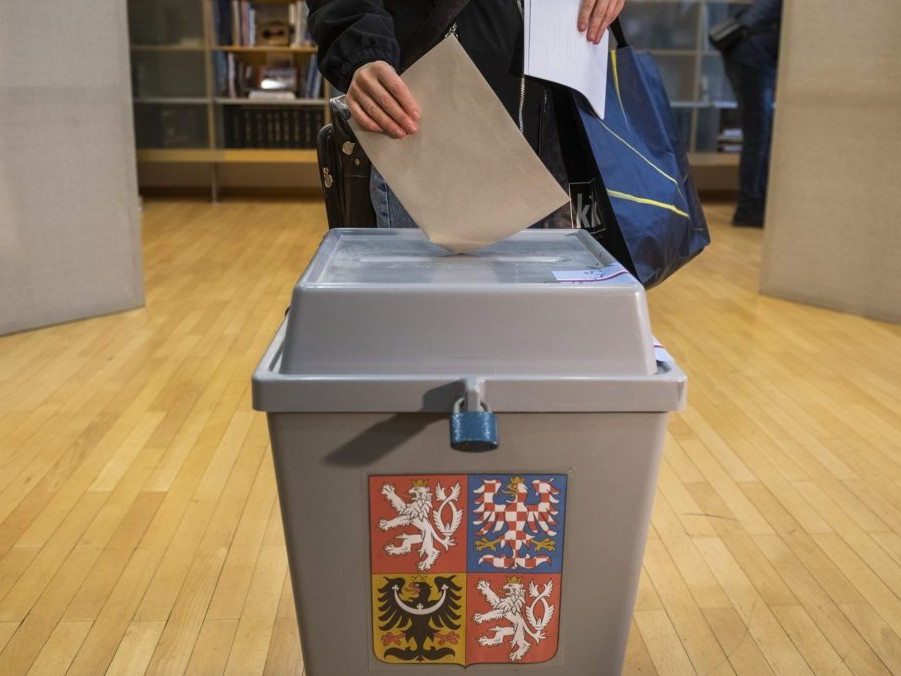 Na ilustračnej snímke volebná urna v Českej republike.