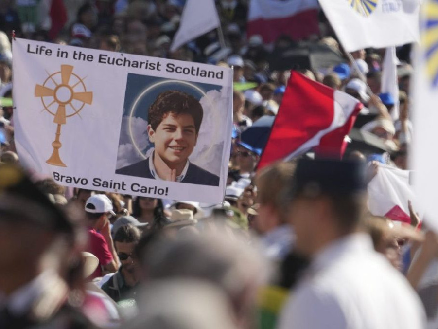 Na snímke ľudia na vatikánskom námestí.