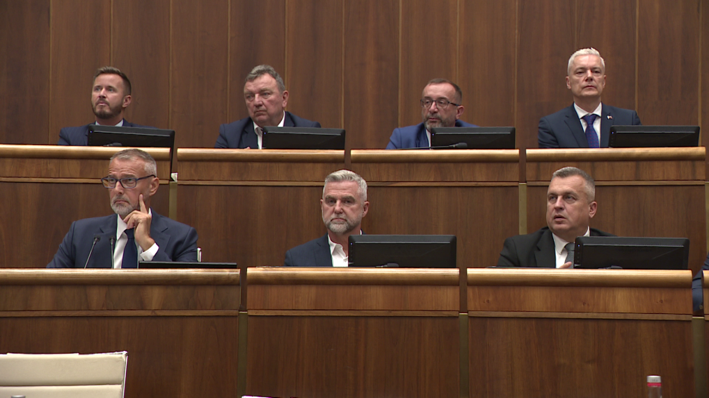 Na snímke sú poslanci, predseda a podpredsedovia NR SR.