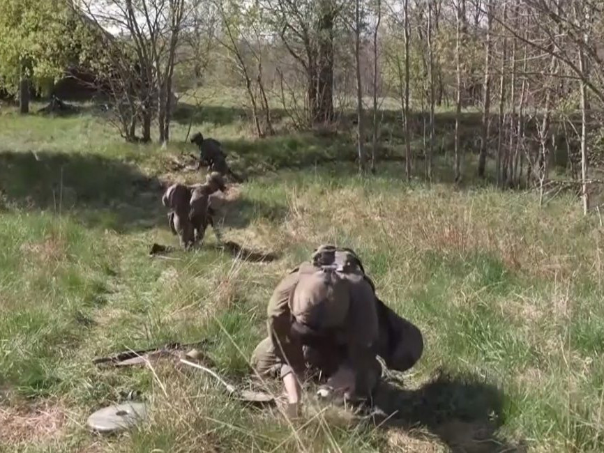 Na ilustračnej snímke vojaci kladú míny.