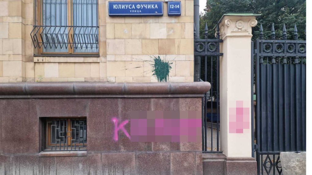 Vulgarizmy na ambasáde Českej republiky v Moskve.