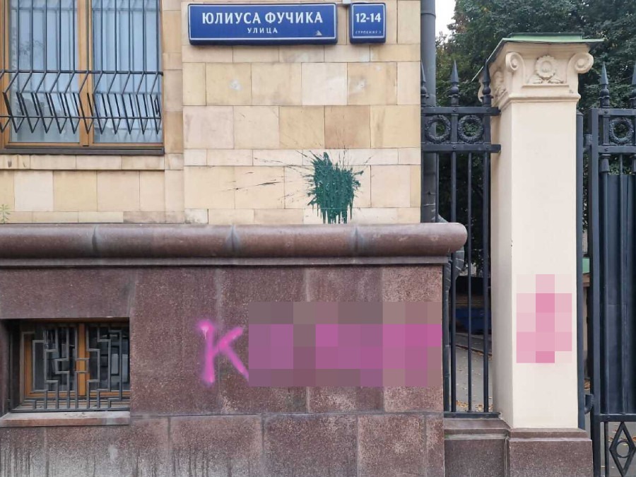 Vulgarizmy na ambasáde Českej republiky v Moskve.