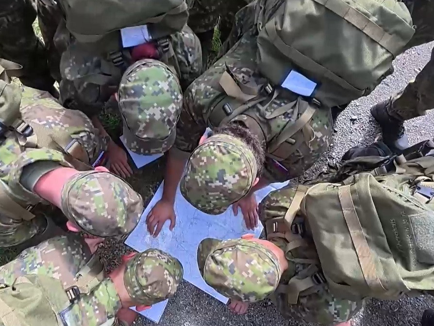 Účastníci výcviku Národných obranných síl.