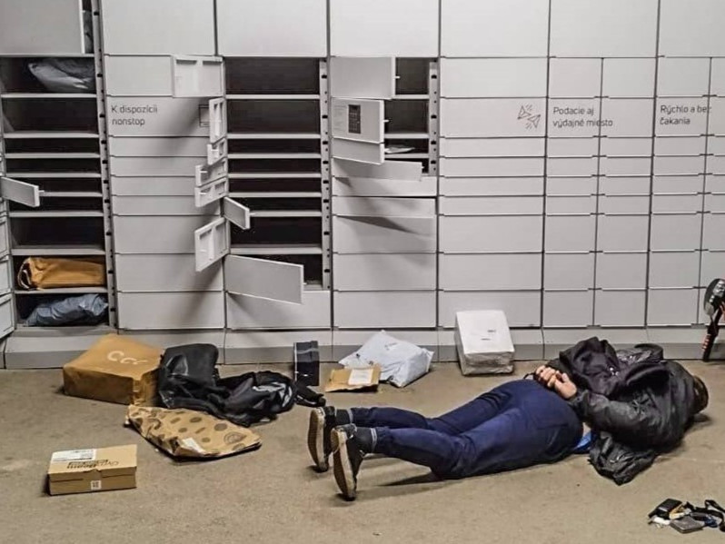 Polícia nachytala zlodejov pri vykrádaní balíkoboxu.