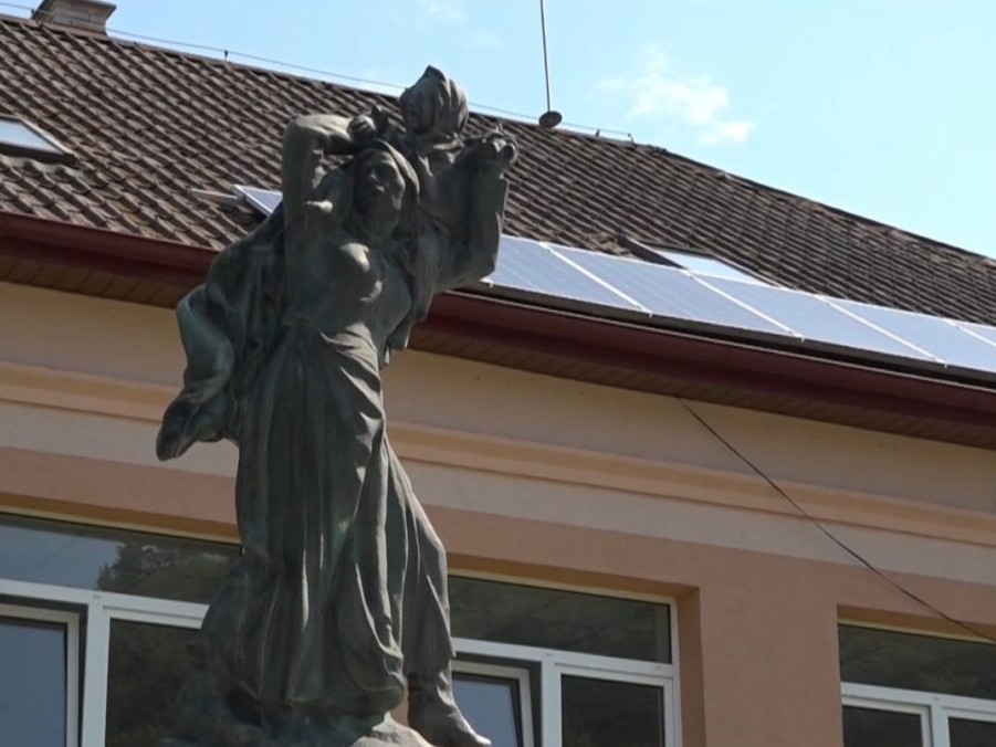 Na snímke socha v Zlatej Bani.