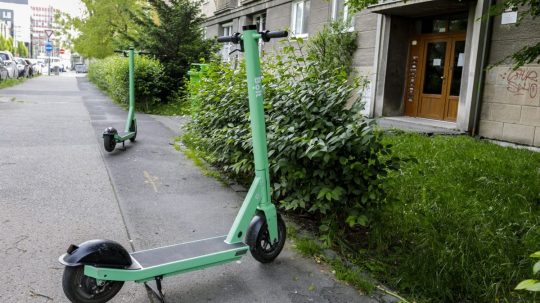 Na snímke zaparkované elektrické kolobežky v Bratislave.