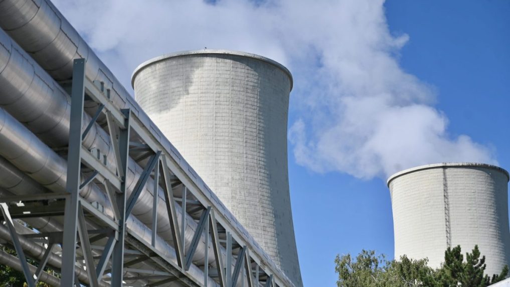 Chladiarenské veže Jadrovej elektrárne v Jaslovských Bohuniciach.