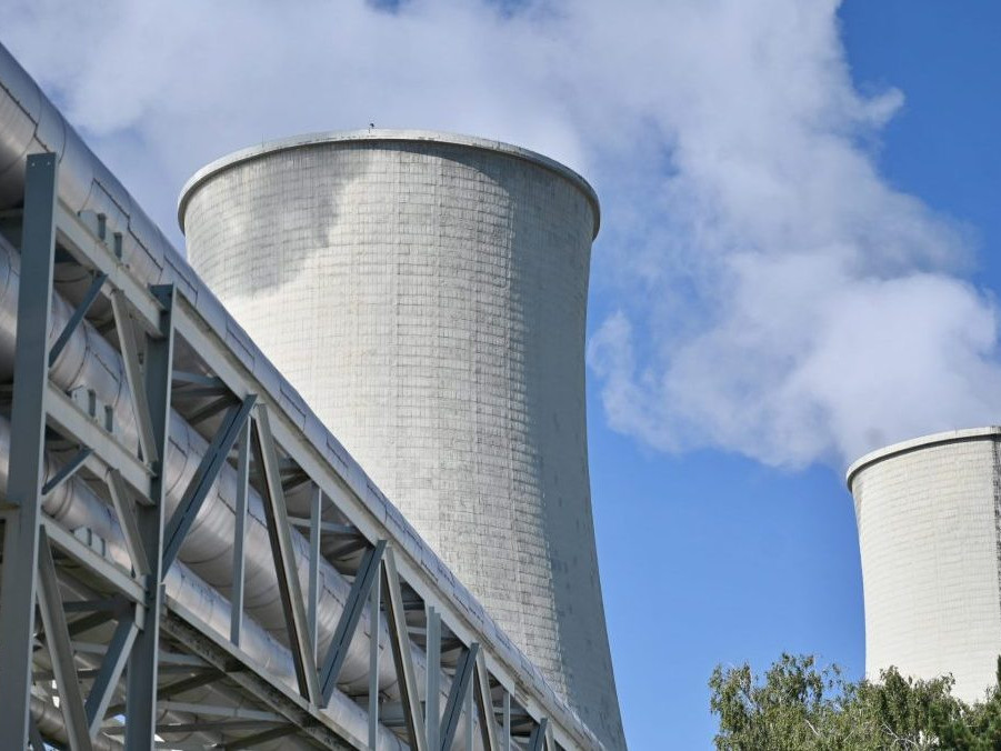 Chladiarenské veže Jadrovej elektrárne v Jaslovských Bohuniciach.