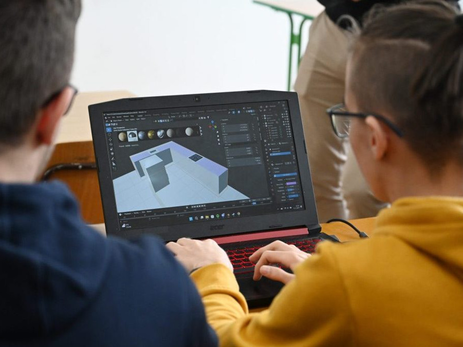 Študenti pracujúci na počítačoch.