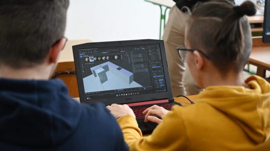 Študenti pracujúci na počítačoch.