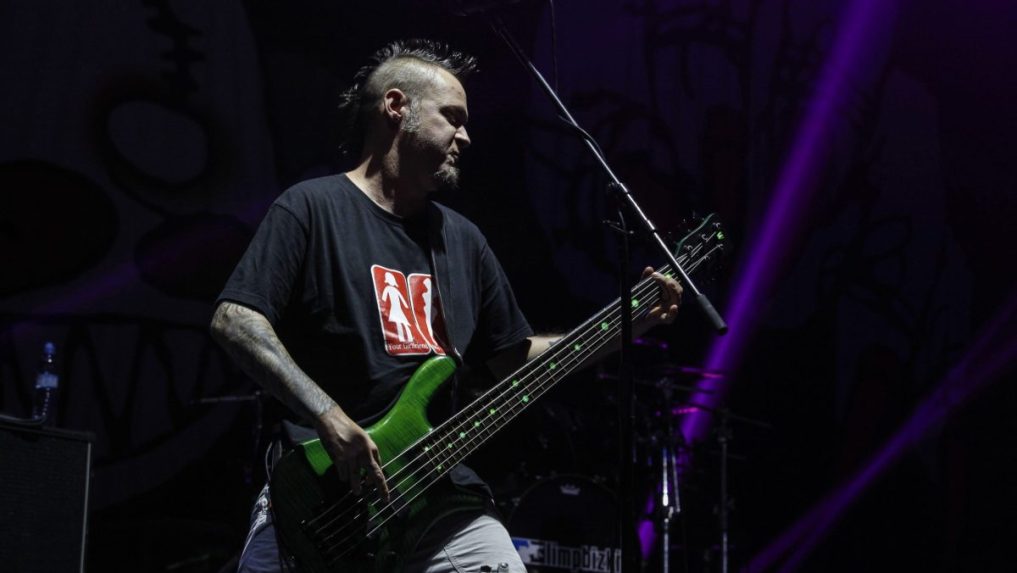 Na archívnej snímke basgitarista skupiny Limp Bizkit Sam Rivers.